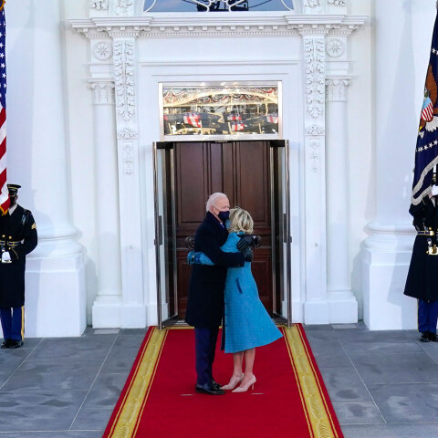 Λευκός Οίκος: Ο Τζο Μπάιντεν, 46ος πρόεδρος των ΗΠΑ, και η σύζυγός του, Τζιλ, στην είσοδο της προεδρικής κατοικίας μετά την ορκωμοσία