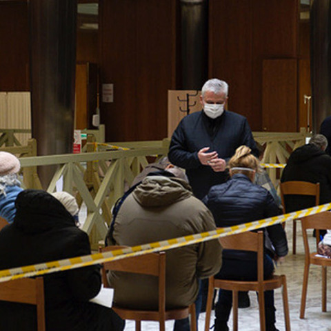 Το Βατικανό ξεκίνησε να εμβολιάζει άστεγους στη Ρώμη