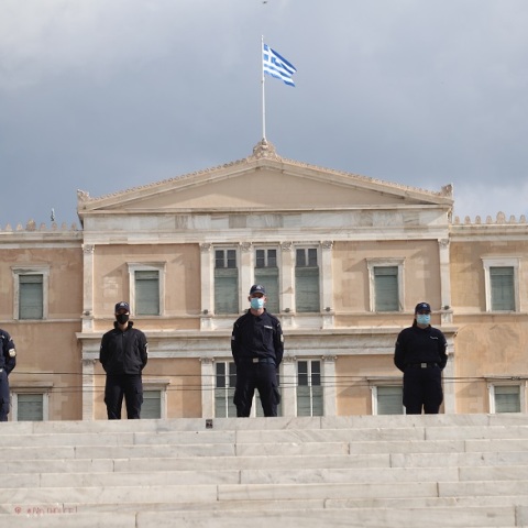 Αστυνομικοί μπροστά από τη Βουλή