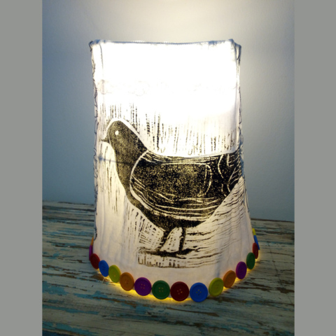 Το Πολιτιστικό Ίδρυμα Ομίλου Πειραιώς (ΠΙΟΠ) διοργανώνει τη Δευτέρα 25 Ιανουαρίου διαδικτυακό εργαστήρι με θέμα «Φωτιστικά από χαρτί και σύρμα».