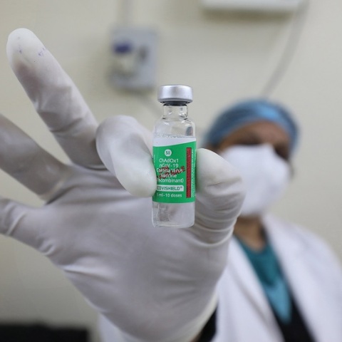 Στιγμιότυπο από τους εμβολιασμούς στην Ινδία