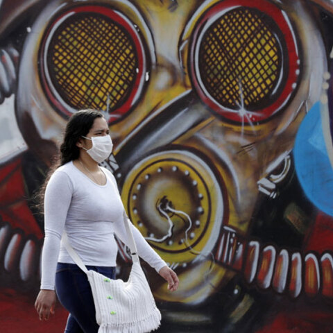 Γυναίκα με μάσκα για τον κορωνοϊό (ΦΩΤΟ ΑΡΧΕΙΟΥ)