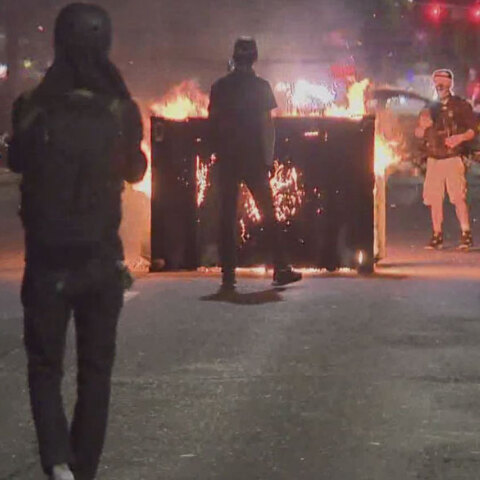 Οδοφράγματα και βίαια επεισόδια σε δρόμους του Πόρτλαντ στο Όρεγκον των ΗΠΑ μετά την ορκωμοσία Μπάιντεν