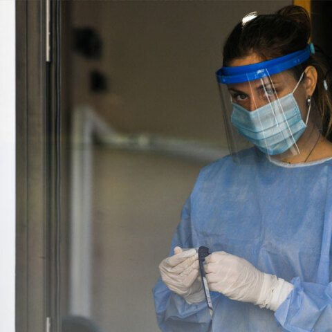 Εργαζόμενη σε κλιμάκιο του ΕΟΔΥ διενεργεί έλεγχο σε δείγμα για κορωνοϊό