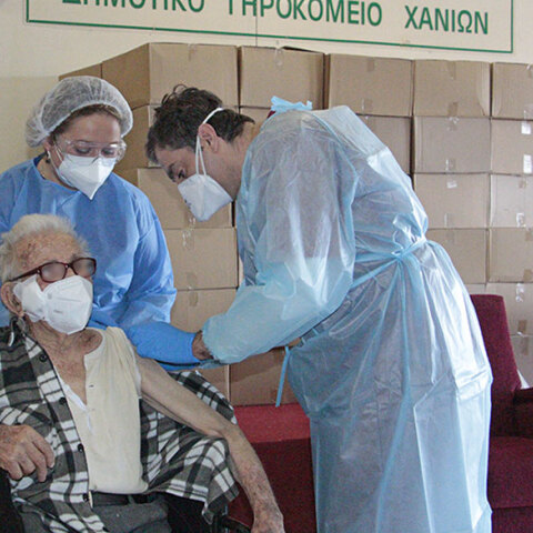 O «κυρ Αντώνης» είναι 106 ετών και έκανε το εμβόλιο για τον κορωνοϊό στα Χανιά