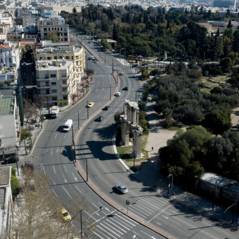 Lockdown στην Αθήνα - Μειωμένη η κίνηση στον δρόμο μπροστά από την Πύλη του Αδριανού