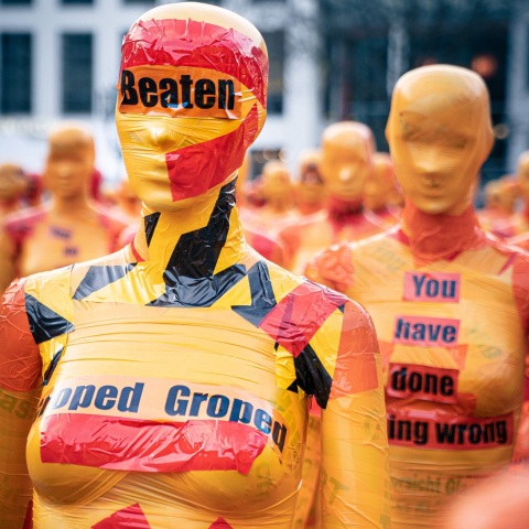 Κούκλες με συνθήματα κατά της βίας κατά των γυναικών