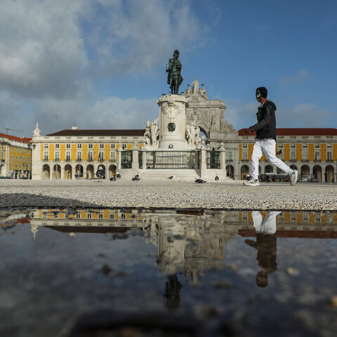 Κορωνοϊός στην Πορτογαλία: Ερημιά στην Comercio Square στο κέντρο της Λισαβόνας, καθώς παραμένει σε ισχύ το lockdown