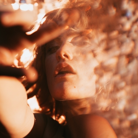 Κοπέλα με σγουρό μαλλί και μαύρη μπλούζα