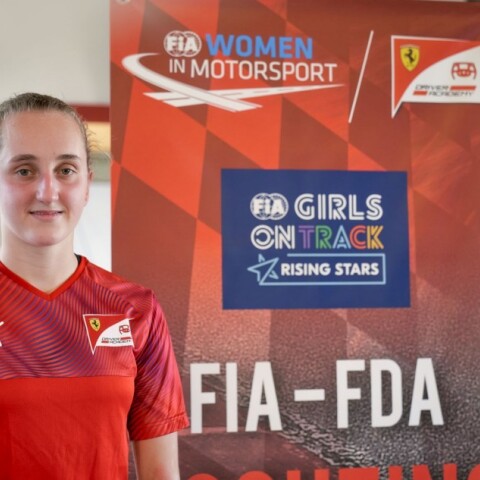  Maya Weug: H 16χρονη οδηγός από την Ολλανδία έγραψε ιστορία, καθώς γίνεται η πρώτη γυναίκα μέλος της ακαδημίας της Ferrari