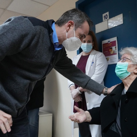 Ο πρωθυπουργός Κυριάκος Μητσοτάκης επισκέφθηκε το Κέντρο Υγείας στα Καμίνια και ενημερώθηκε για την εκστρατεία εμβολιασμού
