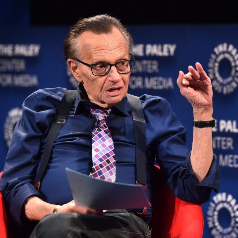 Απεβίωσε σε ηλικία 87 ετών ο Λάρι Κινγκ, θρύλος της σύγχρονης δημοσιογραφίας. Έγινε παγκοσμίως γνωστός μέσα το «Larry King Live», που παρουσίαζε επί 25 χρόνια 