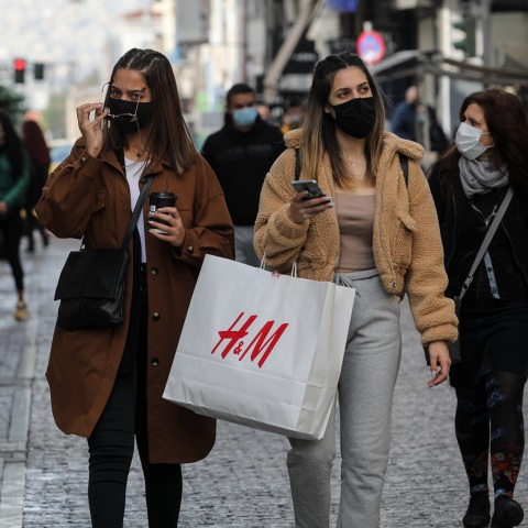 Μετάλλαξη κορωνοϊού: Ποιες μάσκες προστατεύουν καλύτερα, ποιες θα πρέπει να αποφεύγονται – Απαντήσεις από την επιστημονική κοινότητα και τις ελληνικές Αρχές