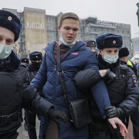 Σε εκατοντάδες συλλήψεις υποστηρικτών του Αλεξέι Ναβάλνι προχώρησαν σήμερα οι ρωσικές αρχές, τουλάχιστον 10.000 διαδηλώνουν στο κέντρο της Μόσχας