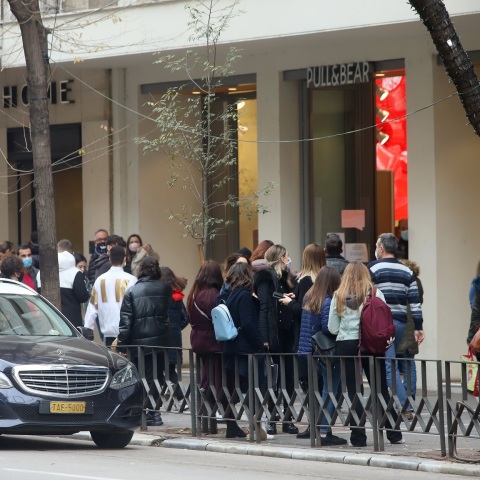 Ουρές σχηματίστηκαν έξω από καταστήματα στη Θεσσαλονίκη, καθώς καταναλωτές ενώ δεν τηρούνταν πάντα οι απαραίτητες αποστάσεις. 