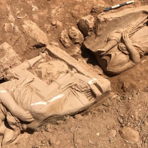 Δυο αντικριστές γυναικείες μορφές