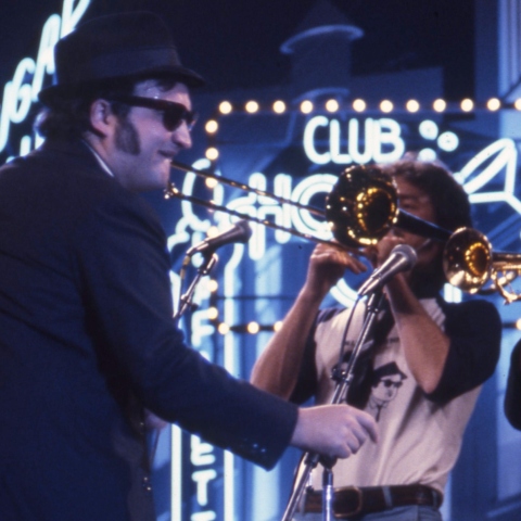 O Τζον Μπελούσι τραγουδά με τους The Blues Brothers