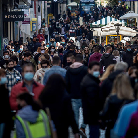 ΑΝΟΙΧΤΑ ΣΗΜΕΡΑ ΤΑ ΚΑΤΑΣΤΗΜΑΤΑ -ΣΤΙΓΜΙΟΤΥΠΑ ΑΠΟ ΤΗΝ ΑΓΟΡΑΣΤΙΚΗ ΚΙΝΗΣΗ ΣΤΗΝ ΟΔΟ ΕΡΜΟΥ 