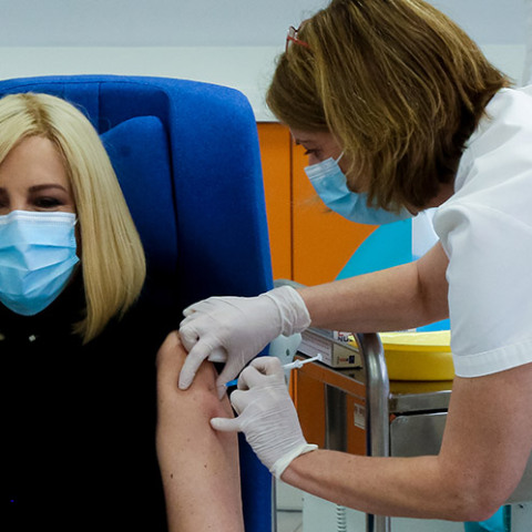 ΕΜΒΟΛΙΑΣΜΟΣ ΤΗς ΠΡΟΕΔΡΟΥ ΤΟΥ ΚΙΝΑΛ ΦΩΦΗΣ ΓΕΝΝΗΜΑΤΑ ΓΙΑ ΤΟΝ ΚΟΡΩΝΟΙΟ