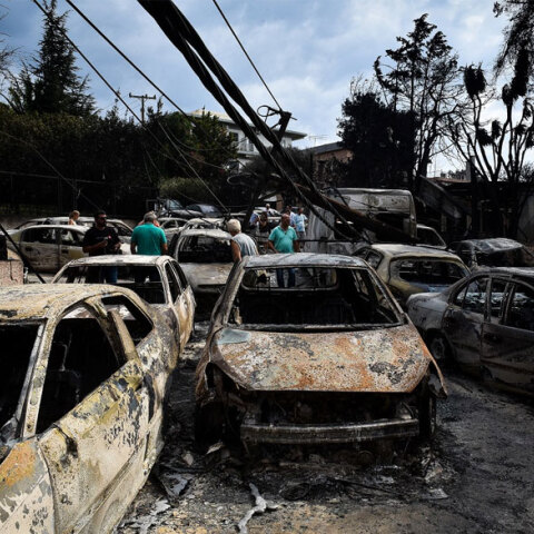 Φονική πυρκαγιά στο Μάτι με 102 νεκρούς - Ο δρόμος με τα καμένα αυτοκίνητα