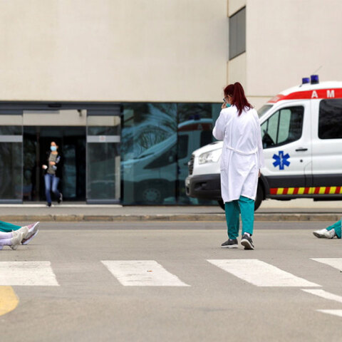 Κορωνοϊός στην Ισπανία: Γιατροί και νοσηλευτές έξω από νοσοκομείο αναφοράς Covid-19