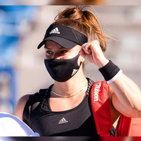 Η τενίστρια Μαρία Σάκκαρη με μαύρο καπέλο και μάσκα
