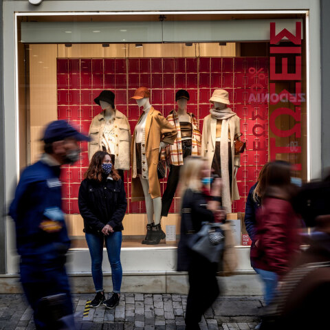 Καταναλωτές και αστυνομικοί ανεβοκατεβαίνουν την Ερμού, καθώς τα καταστήματα είναι ανοικτά