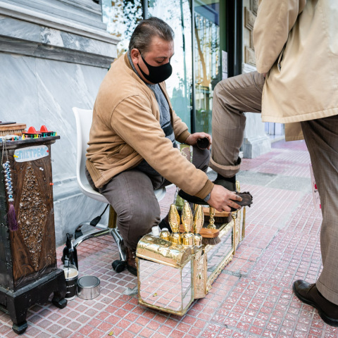 Ο κύριος Σάκης Βογιατζής μιλά για την καθημερινότητά του ως λουστραδόρος στη Βουκουρεστίου
