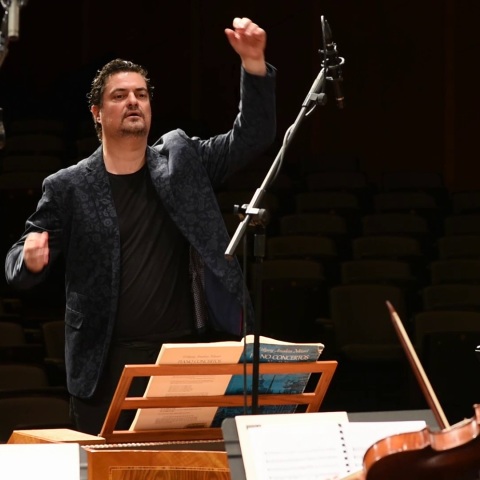 Ο Γιώργος Πέτρου διευθύνει τους Μουσικούς της Καμεράτας-Ορχήστρας των Φίλων της Μουσικής