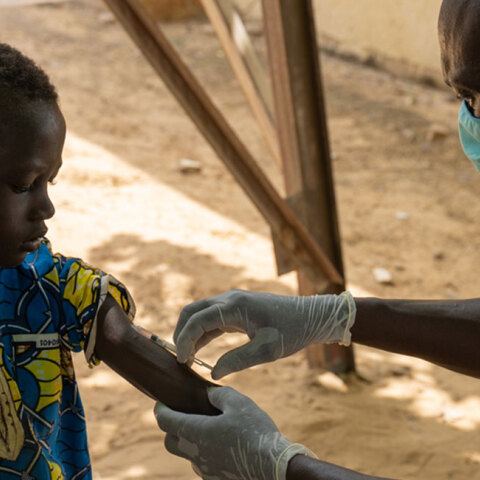 Μάλι - Νοσηλευτής εμβολιάζει ένα παιδί κατά της ιλαράς στην Boureim Inaly