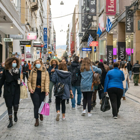 Πλήθος κόσμου στην Ερμού
