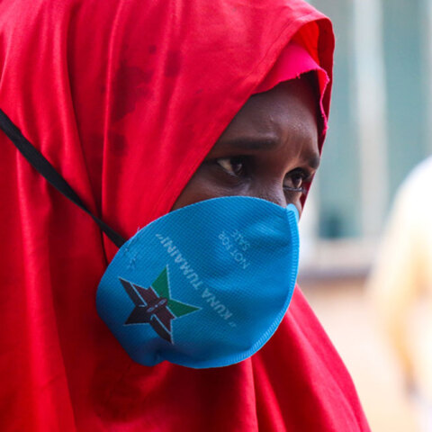 Κένυα - Μια πρόσφυγας περιμένει να μπει στην κλινική των Γιατρών Χωρίς Σύνορα που προσφέρει υπηρεσίες ψυχικής υγείας