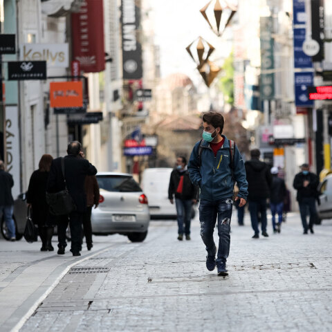 Αττική: Νεαρός με μάσκα για τον κορωνοϊό στην Ερμού