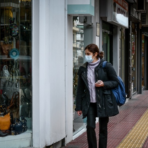 Γυναίκα με μάσκα