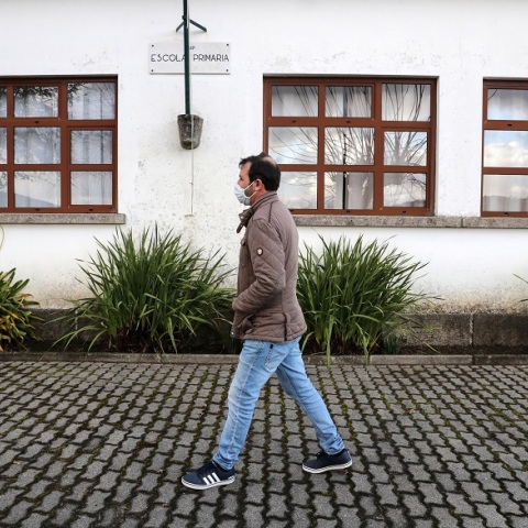 Πολίτης με μάσκα στην Πορτογαλία