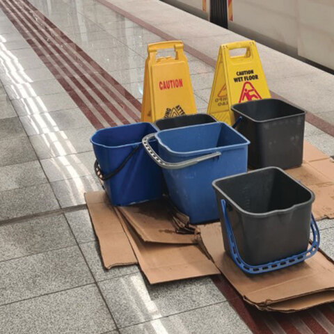 Κουβάδες μαζεύουν νερό που στάζει στο σταθμό του μετρό στη Νίκαια