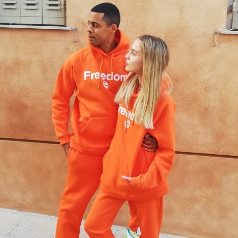 Άνδρας και γυναίκα που φωτογραφίζονται φορώντας ρούχα Theta Clothes