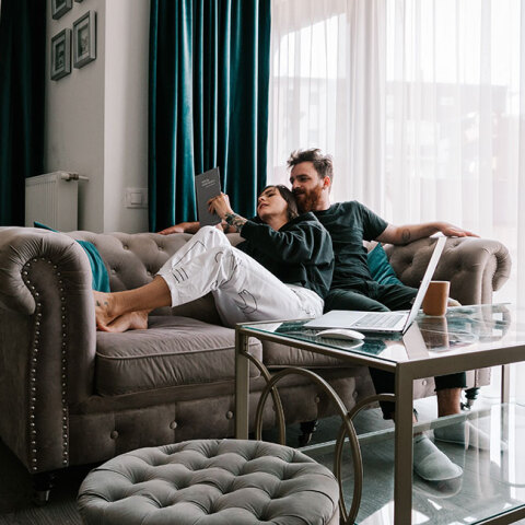 Ζευγάρι που διαβάζει