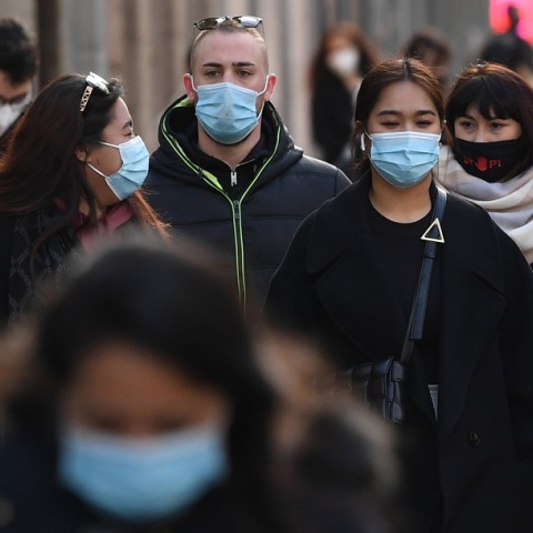 Κορωνοϊός - Πολίτες με μάσκα στην Ιταλία