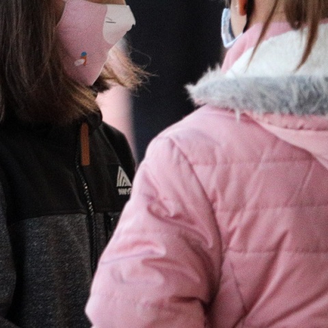 Παιδιά με μάσκες στο σχολείο - φωτογραφία αρχείου