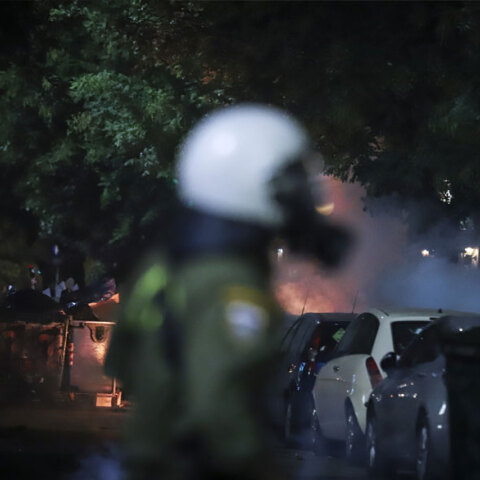 Αστυνομικός των ΜΑΤ σε επεισόδια με μολότοφ (ΦΩΤΟ ΑΡΧΕΙΟΥ)