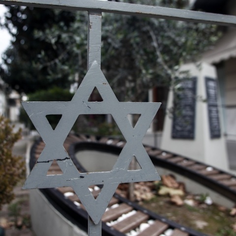 Η συναγωγή και το μνημείο Ολοκαυτώματος στην πόλη των Τρικάλων