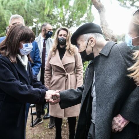 H Kατερίνα Σακελλαροπούλου στο Μνημείο Ολοκαυτώματος Ελλήνων Εβραίων