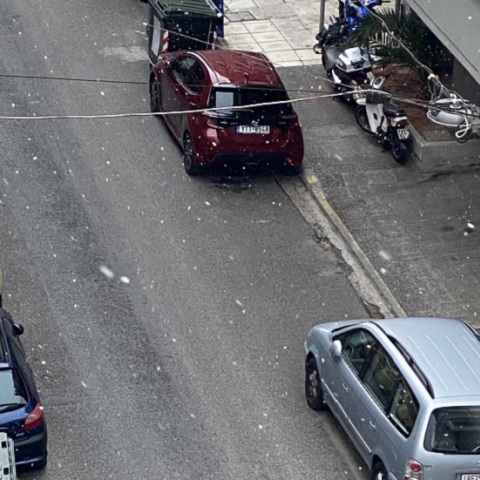Χιονίζει στο κέντρο της Αθήνας