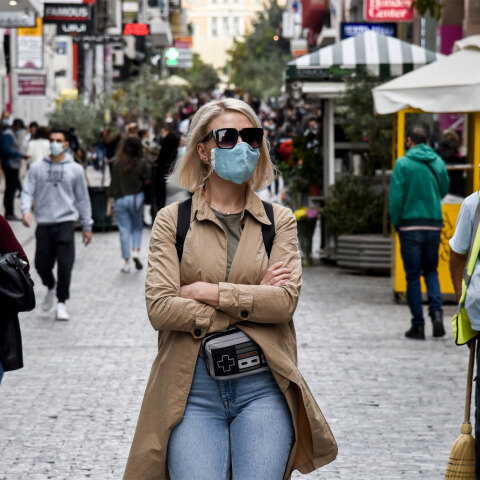 Αττική: Γυναίκα με μάσκα για τον κορωνοϊό ανεβαίνει την Ερμού