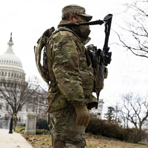 Πάνοπλος στρατιώτης για την ασφάλεια στο Καπιτώλιο στην Ουάσινγκτον
