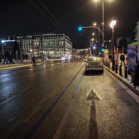 Lockdown στην Αττική: Πολίτες μπροστά από την είσοδο του Μετρό στο Σύνταγμα - Οι λοιμωξιολόγοι του Υπουργείου Υγείας εισηγούνται να γίνει πιο σκληρό και να μπει ο νομός στις «κόκκινες» περιοχές