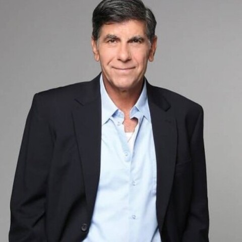 Ο Γιάννης Μπέζος