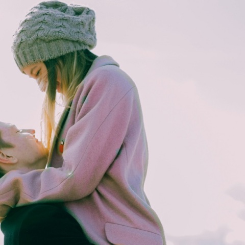 Αγκαλιασμένο ζευγάρι άντρα-γυναίκα