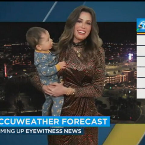 Η μετεωρολόγος Λέσλι Λόπεζ, αγκαλιά με το παιδί της, που διέκοψε το δελτίο καιρού
